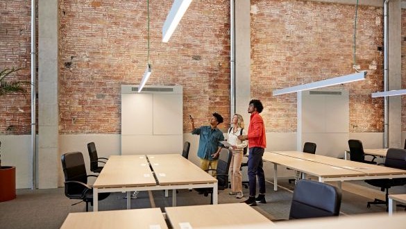 templafy-professionals-touring-an-open-concept-office-space